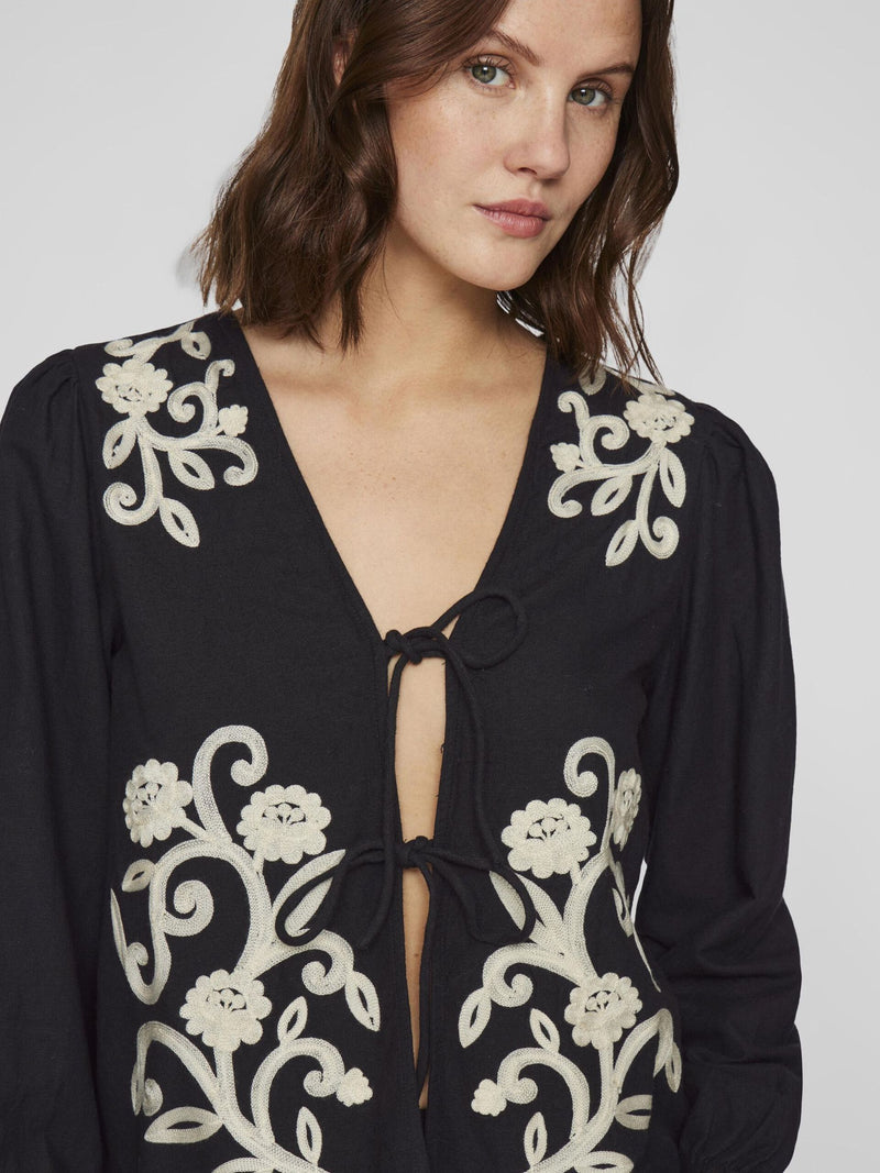 camisa bordada con lazos