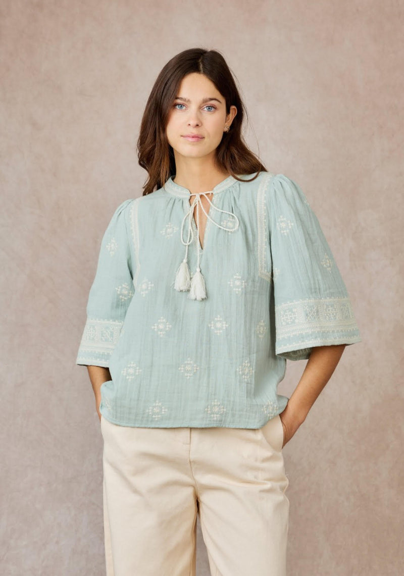 camisa verde con bordado en crudo atada con cordon