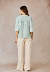 camisa verde con bordado en crudo atada con cordon