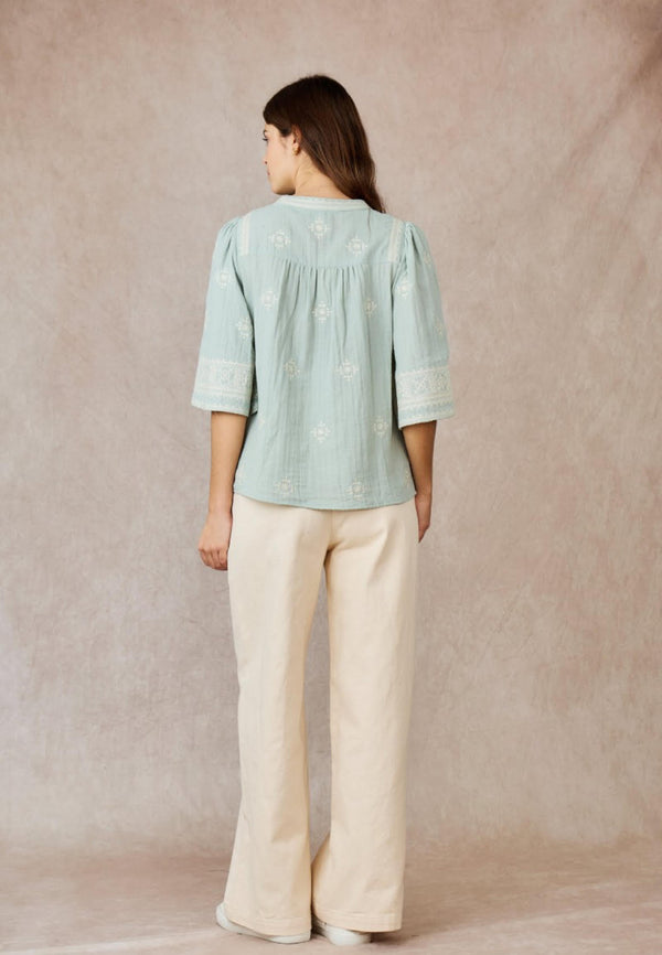 camisa verde con bordado en crudo atada con cordon