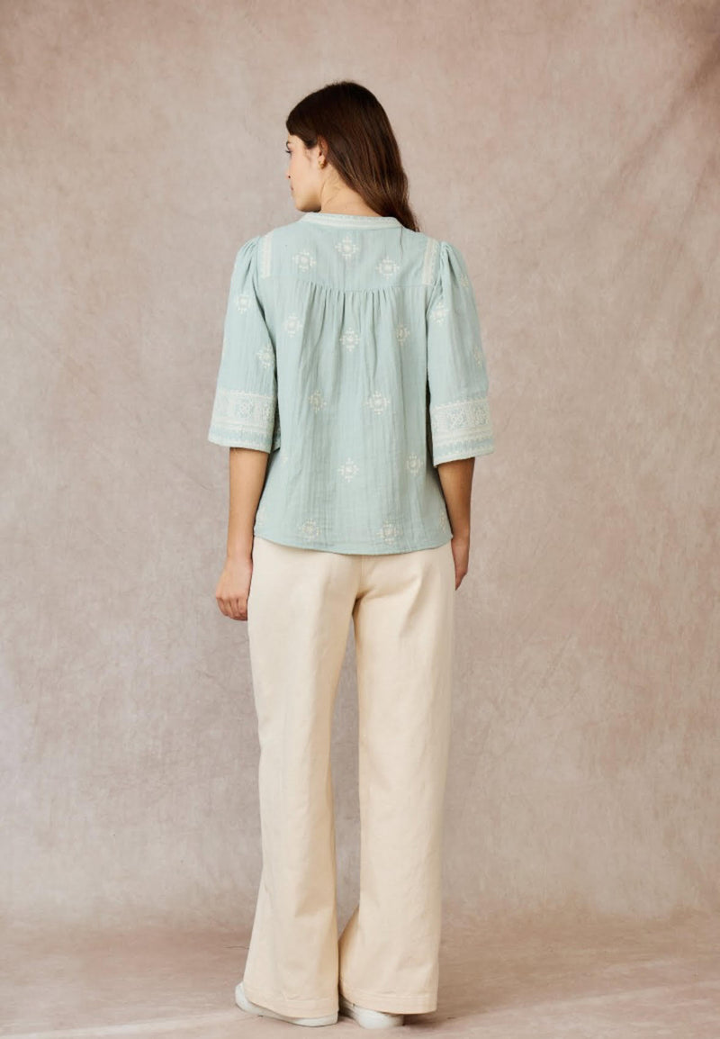 camisa verde con bordado en crudo atada con cordon