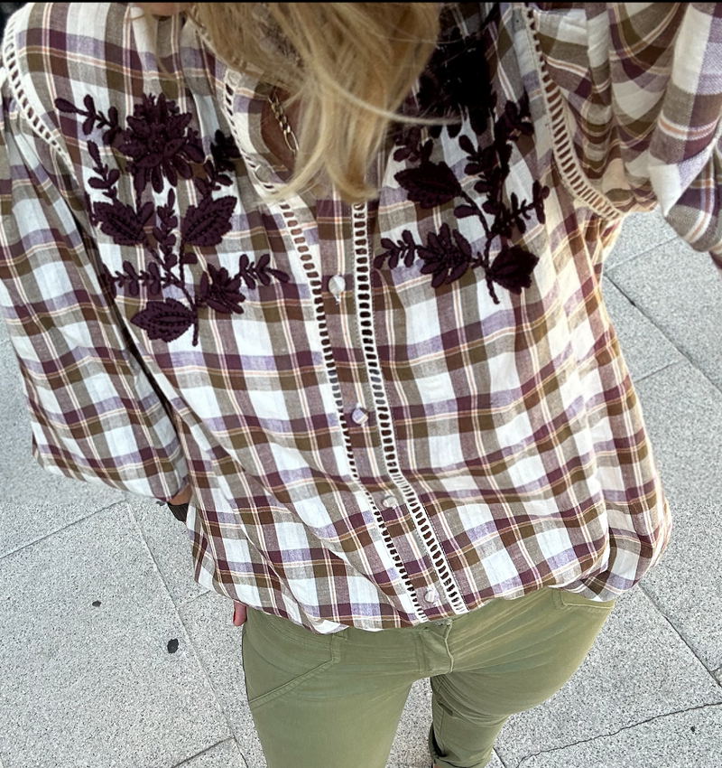camisa de cuadros con bordado de flor cuello con volante