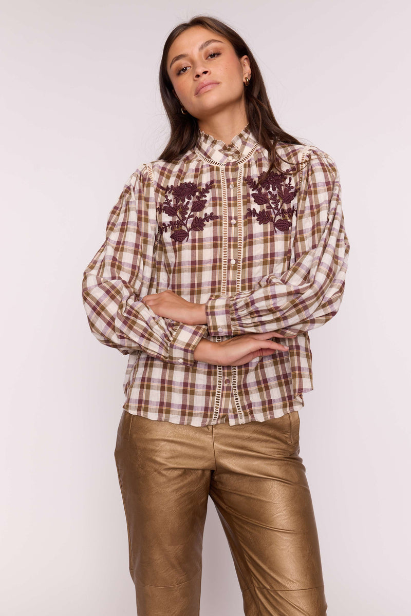 camisa de cuadros con bordado de flor cuello con volante