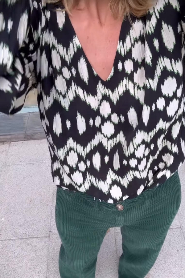 camisa cuello pico con hombrera