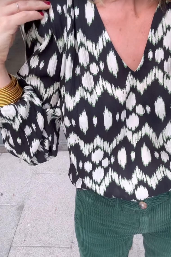 camisa cuello pico con hombrera