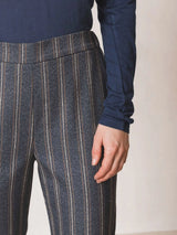 pantalon goma en cintura azul con rayas beige/marron