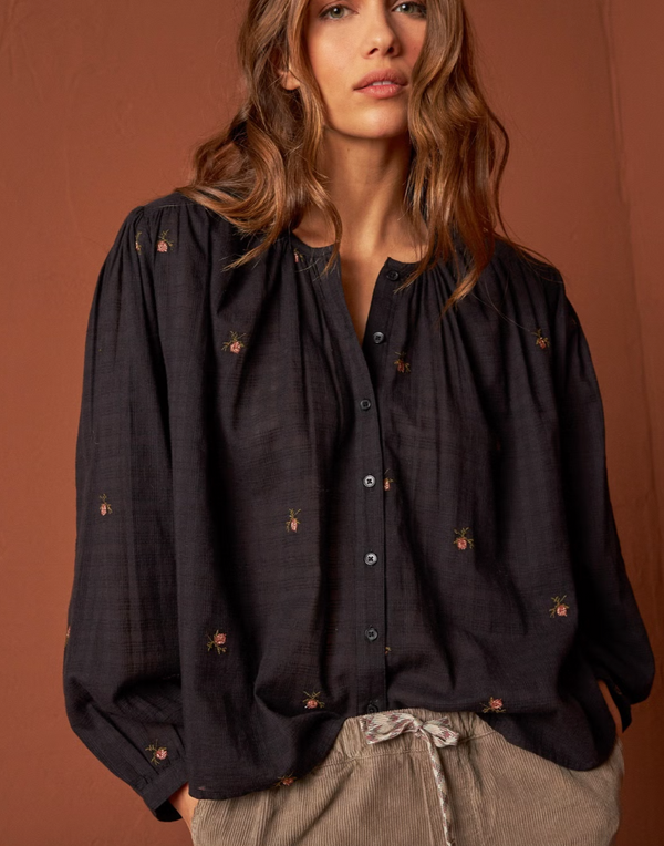 camisa negra flor bordada sin cuello