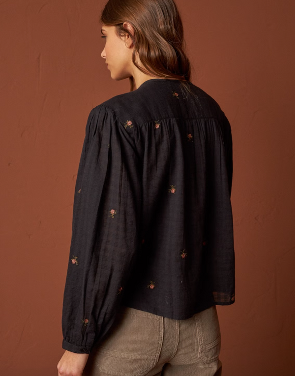 camisa negra flor bordada sin cuello