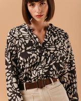camisa cuello mao estampado gris oscuro/beige
