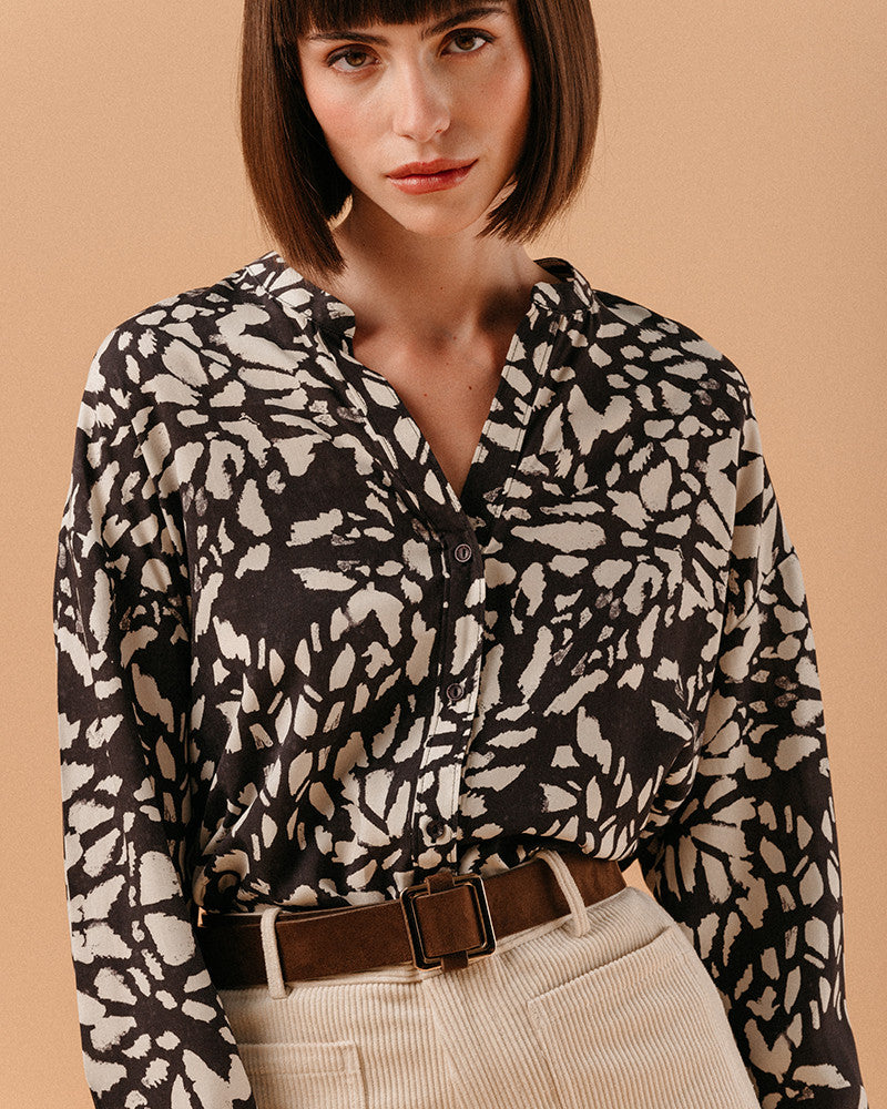 camisa cuello mao estampado gris oscuro/beige