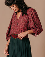 camisa estampada tonos rojos escote pico