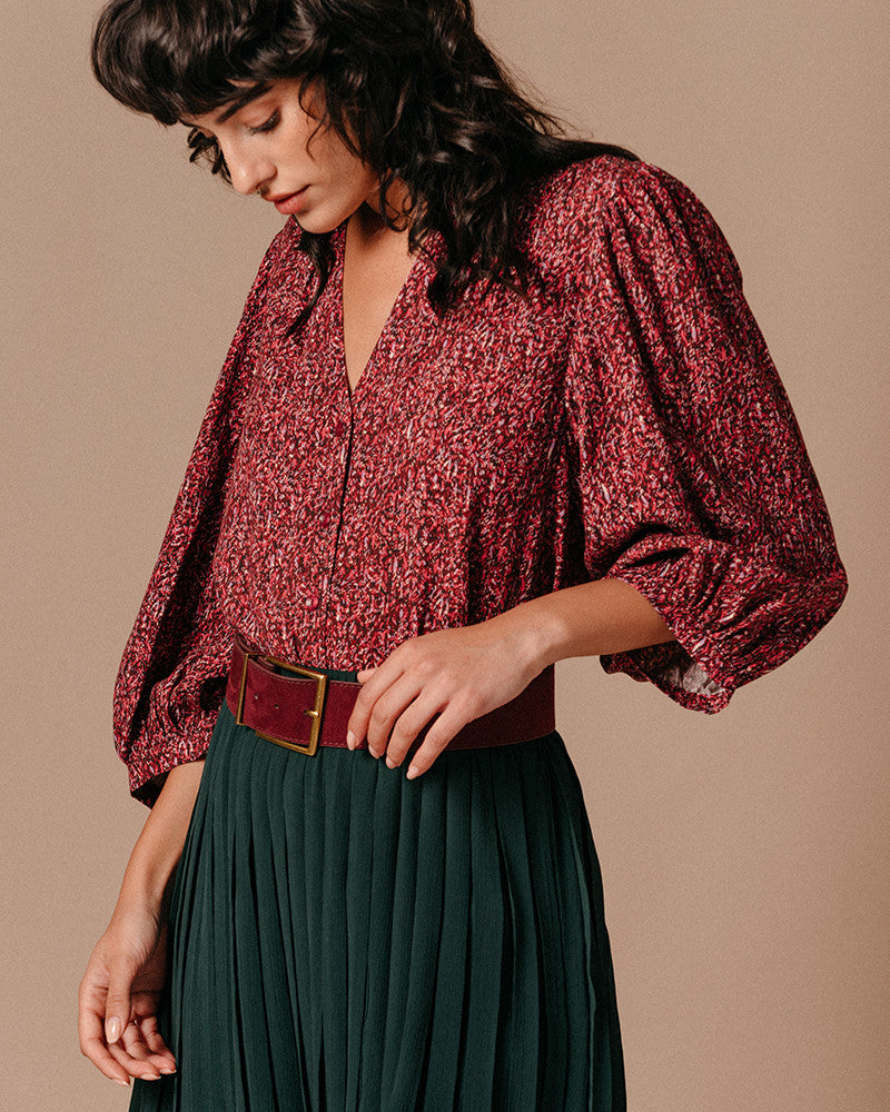 camisa estampada tonos rojos escote pico