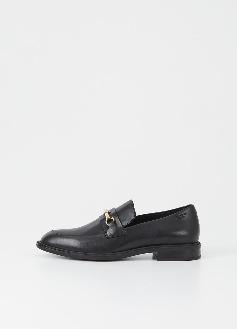 Zapato negro hebilla dorada