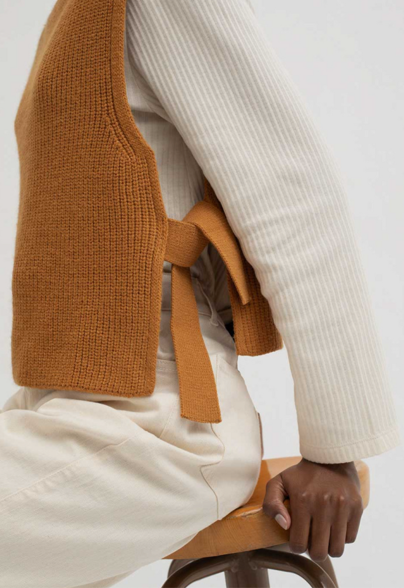 chaleco cuello alto abierto con lazos