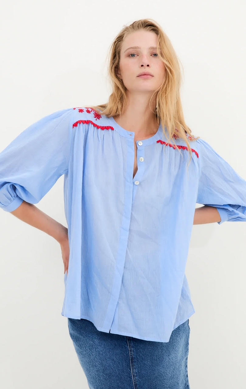 blusa mumbai popelin azul bordado rojo