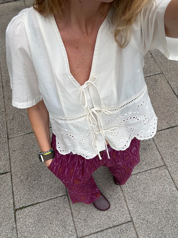 top blanco con lazos