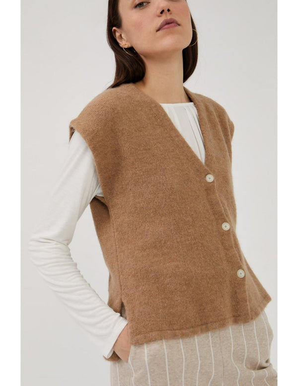 Chaleco punto pico botones camel