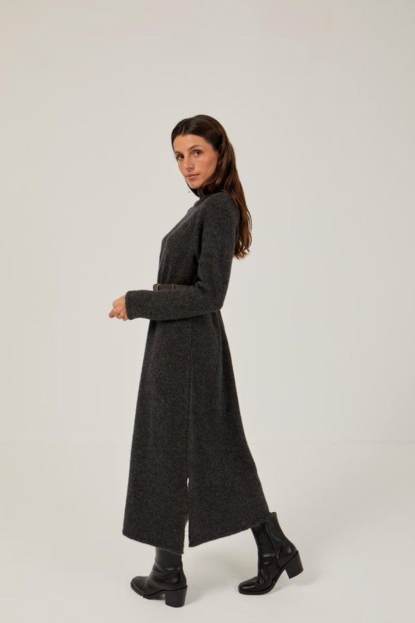 Vestido punto cuello alto manga larga gris
