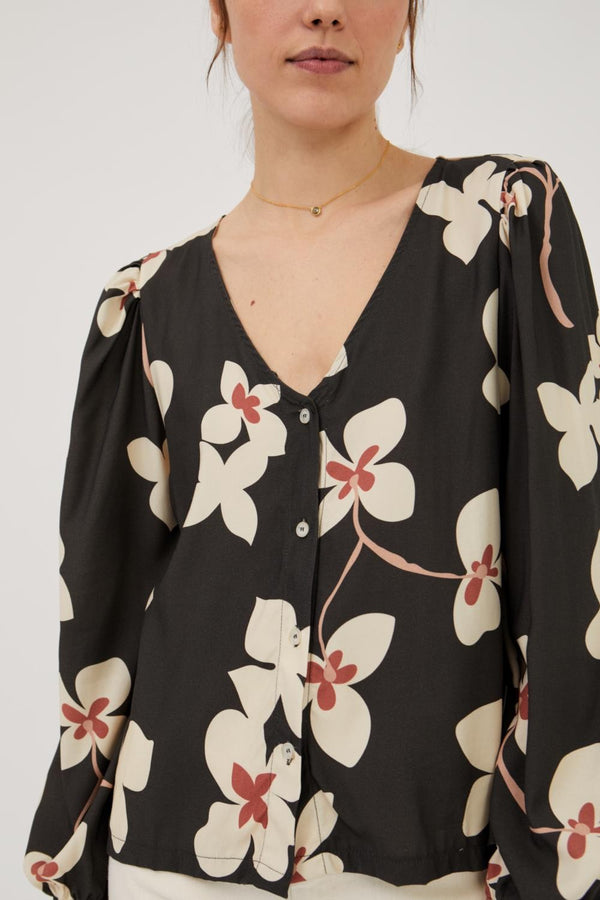 Camisa pico gris flor grande blanca/rosa