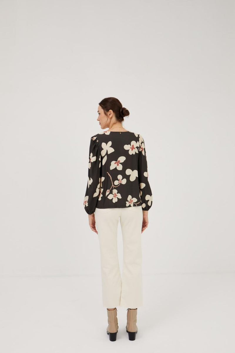 Camisa pico gris flor grande blanca/rosa
