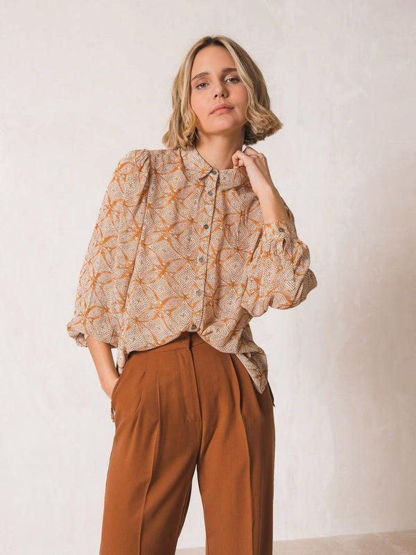 Camisa dibujos naranjas puntitos