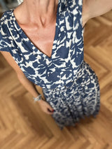 vestido cuello pico estampado azul detalle en cintura