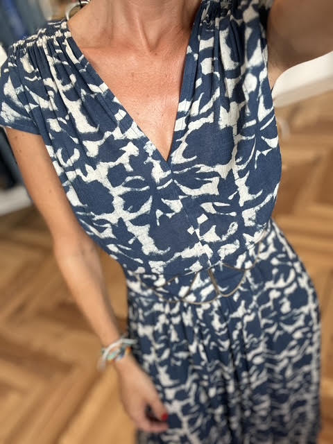 vestido cuello pico estampado azul detalle en cintura