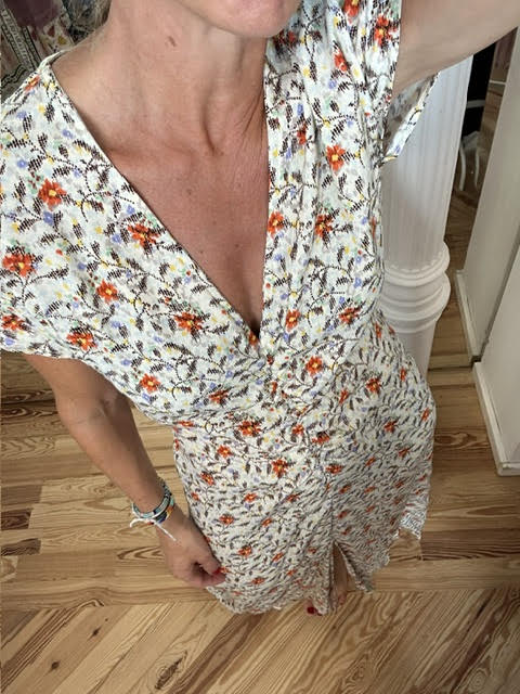 vestido con drapeado cuello pico flores mini