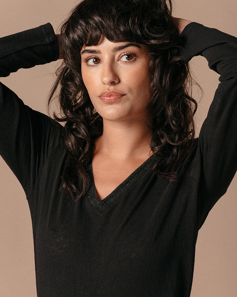 Camiseta negra m/larga cuello pico brilli