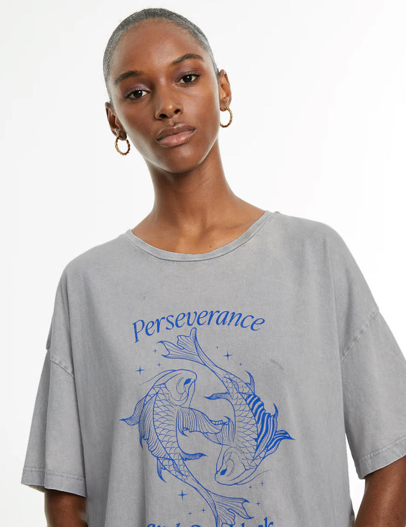 camiseta oversize manga corta estampada peces gris