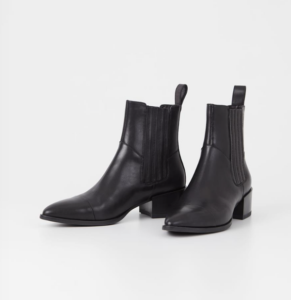 Botin negro puntera