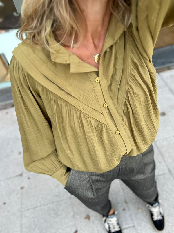 Camisa manga larga amplia cuello subido jaretas