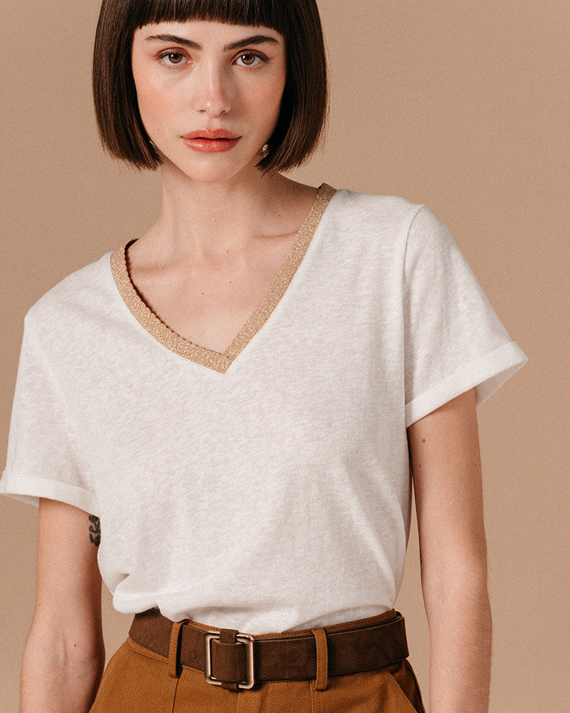 Camiseta m/c cuello pico dorado blanca