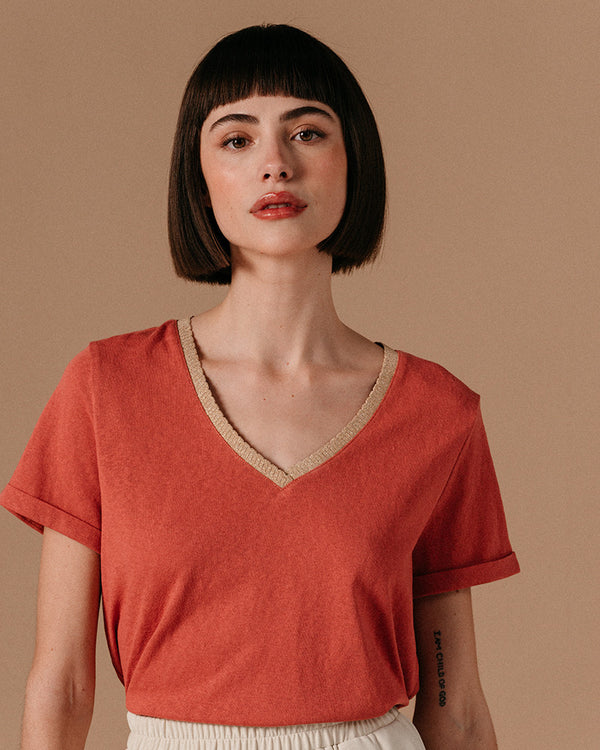 Camiseta m/c cuello pico dorado rosa