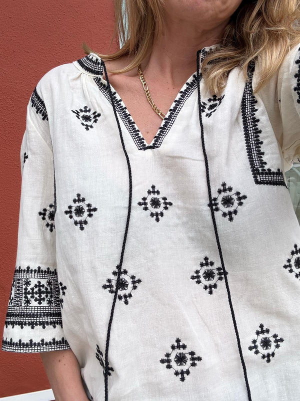 camisa cruda con dibujos en negro