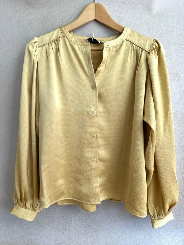 Camisa dibujo saten mostaza