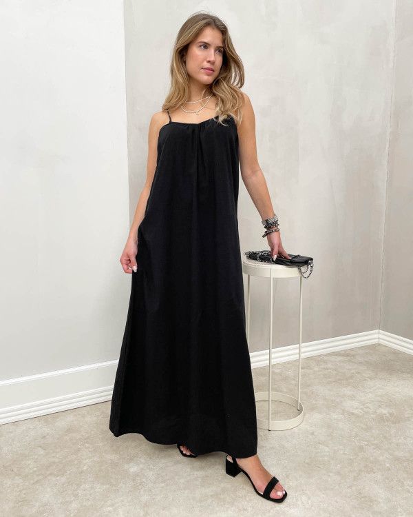 Vestido largo negro tirante fino