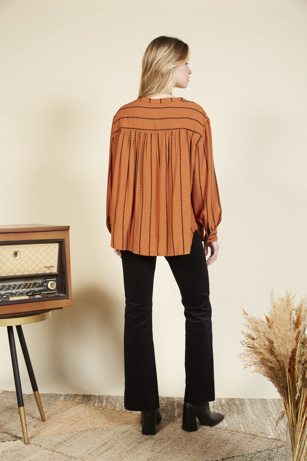 Camisa camel multiboton visto