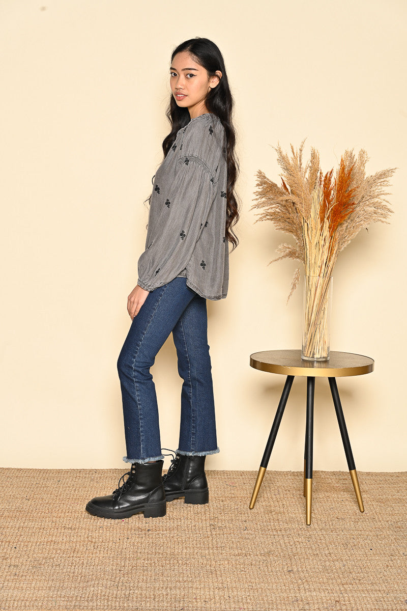 Camisa gris flor negra bordada