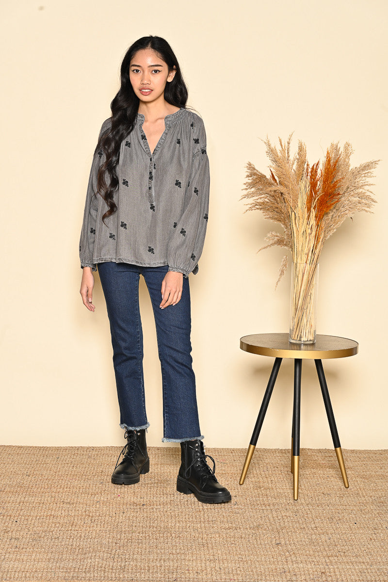 Camisa gris flor negra bordada