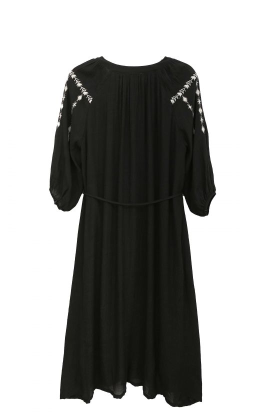 vestido negro bordado blanco