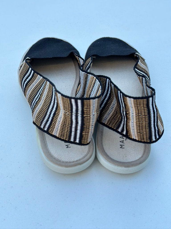 zapatilla lona negro y mostaza