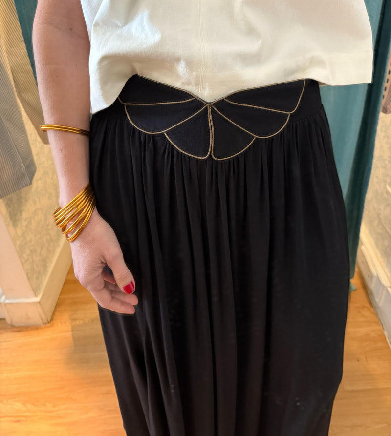 falda negra con detalle dorado en cintura