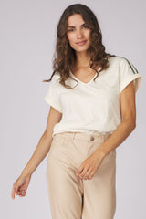 camiseta beige con detalle lurex en hombro
