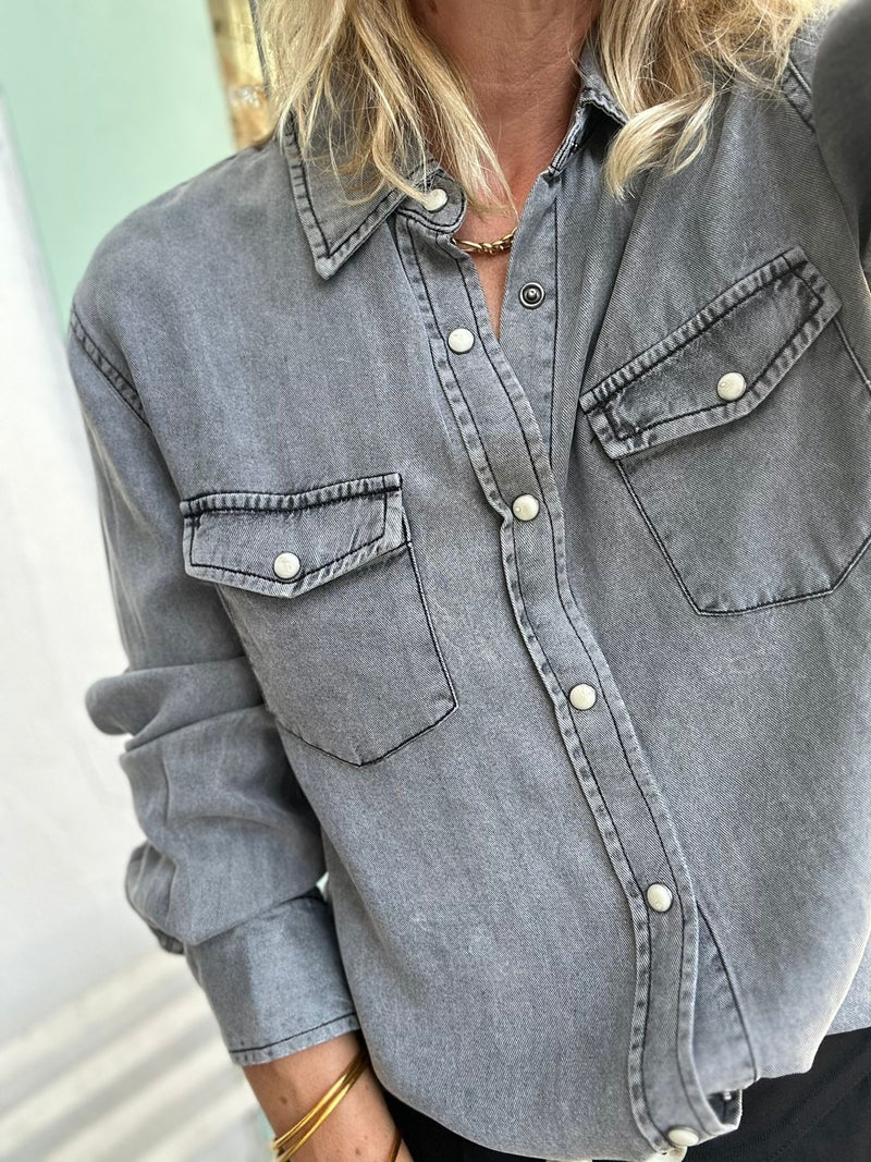 Camisa negra bolsillos