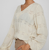 CAMISA CRUDA CENEFAS MARGARITAS BORDADAS
