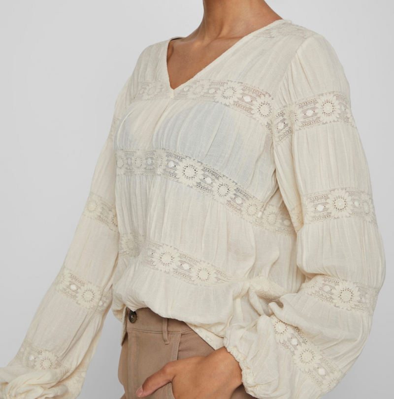 CAMISA CRUDA CENEFAS MARGARITAS BORDADAS