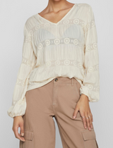 CAMISA CRUDA CENEFAS MARGARITAS BORDADAS