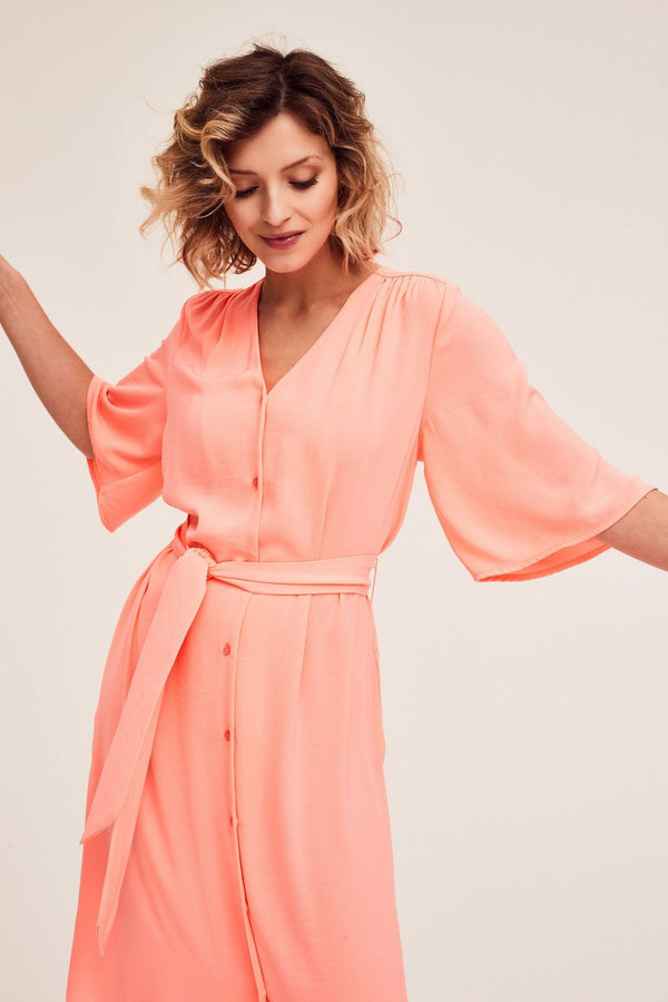 Vestido largo coral con cinturón
